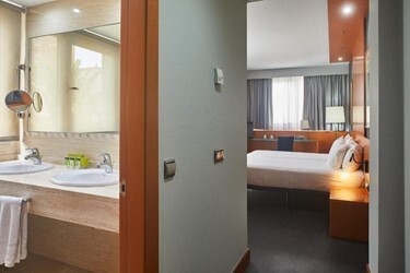Silken Club Room