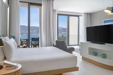 King Junior Suite with Balcony & Sea View