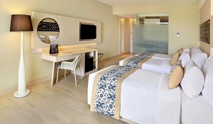 Grand Deluxe Family Room