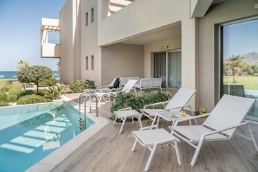 Family Suite Sharing Pool