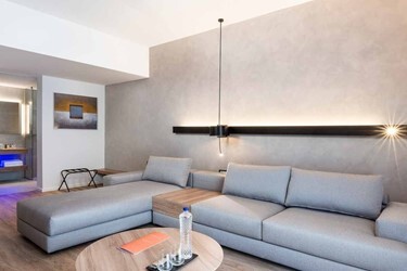 Family Suite Sharing Pool