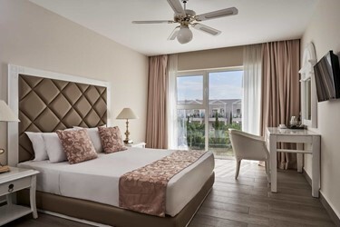 Junior Suite With Pool View