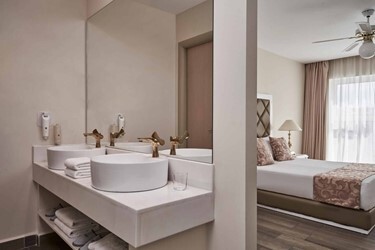 Junior Suite With Pool View