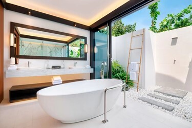 Deluxe Beach Villa Pool