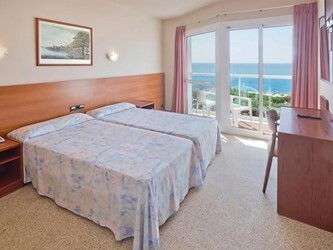 Трехместный номер с видом на бассейн (2 взрослых + 1 ребенок)