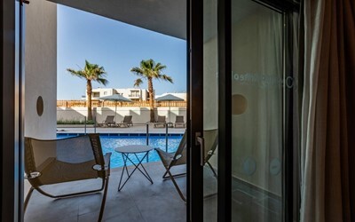 Swim Up Room