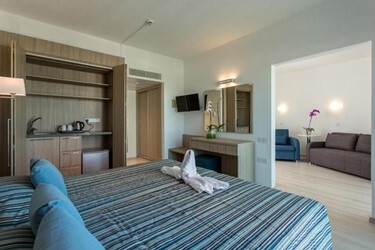 Family Room Side Sea View - Main Building