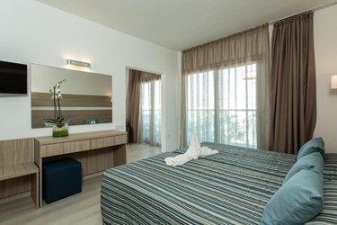 Family Room Side Sea View - Main Building