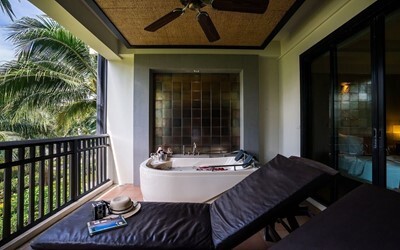 Sea View Grande Deluxe Buildinq