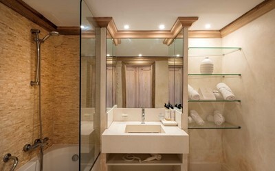 Family Suite Sharing Pool