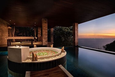 Spa pool suite