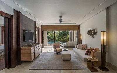 The Ritz-Carlton Suite with Pool Access (с 2 спальнями)