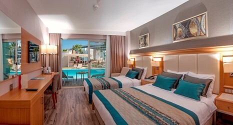 Lake Room Swim Up
