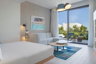 King Junior Suite With Pool & Partial Sea View