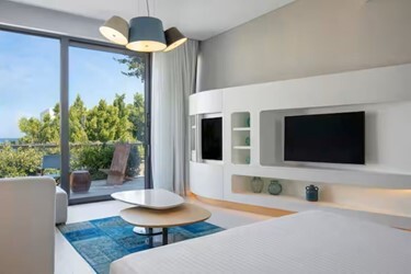 King Junior Suite With Pool & Partial Sea View