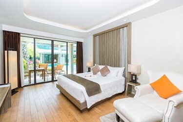 Deluxe King with Pool Access