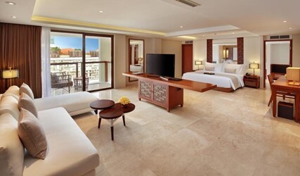 Deluxe Suite 