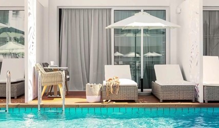 Standard Swim Up Room