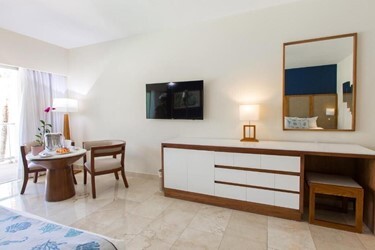 Junior suite premium pool view
