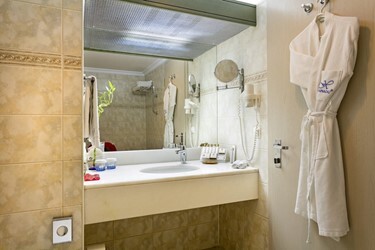 Bungalow Family Room 1 Bathroom