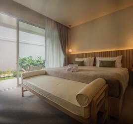 Deluxe Entrance Pool Room