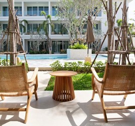 Deluxe Entrance Pool Room