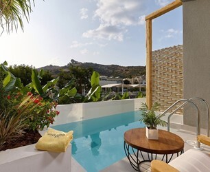 Junior suite garden or side sea view sharing pool