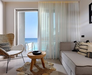Junior suite garden or side sea view sharing pool