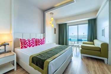 Large Standard Room with 2 Single Beds