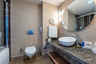 Large Standard Room with 2 Single Beds