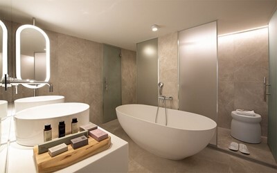 Suite Sea Front Sharing Pool