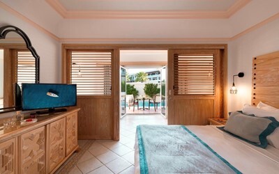 Family Room Sharing Pool