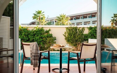 Family Room Sharing Pool
