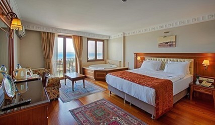 Triple Room with Sea View and Hot Tub 