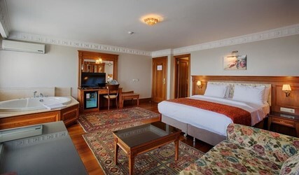 Triple Room with Sea View and Hot Tub 