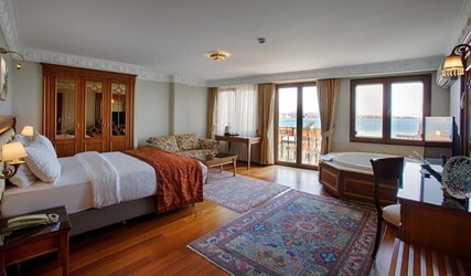 Triple Room with Sea View and Hot Tub 
