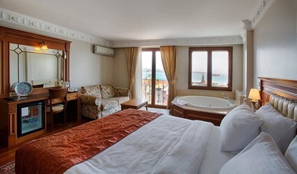 Triple Room with Sea View and Hot Tub 