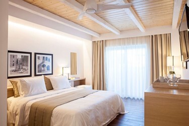Twin Room Exclusive Sharing Pool with Sea View