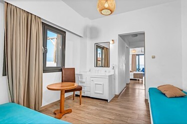 Family 1 Bedroom & Living Room Sea View A/C