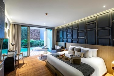 Deluxe Pool Access Room