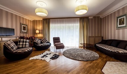 Апартаменты двухуровневые с кухней и камином