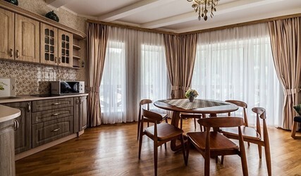 Апартаменты двухуровневые с кухней и камином