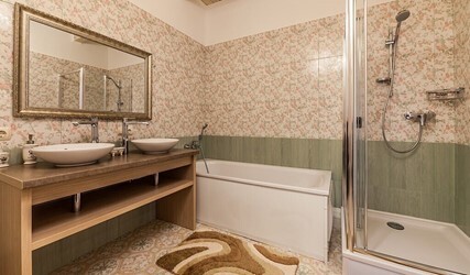 Апартаменты двухуровневые с кухней и камином