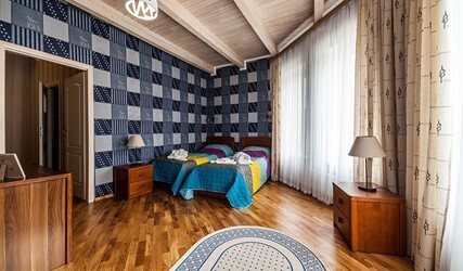 Апартаменты двухуровневые с кухней и камином