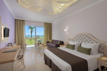 Family Room Deluxe with Sea View