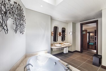 BEACHFRONT SUITE WITH POOL