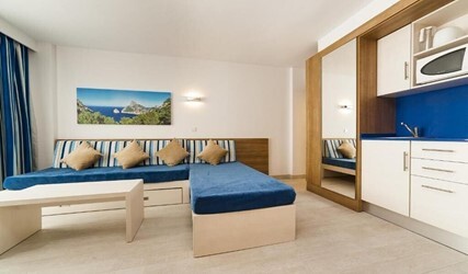 One-Bedroom Apartment with Sea View (4 Adults)