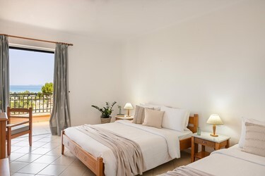 Family Room 1 Bedroom with Sea View