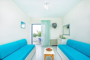 Family Room 1 Bedroom with Pool View