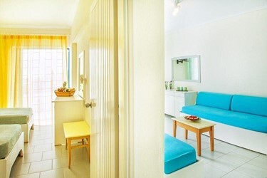 Family Room 1 Bedroom with Pool View